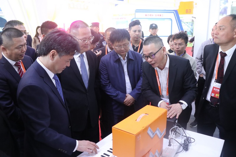 游艇会yth0008董事局主席陈逸先生（左）