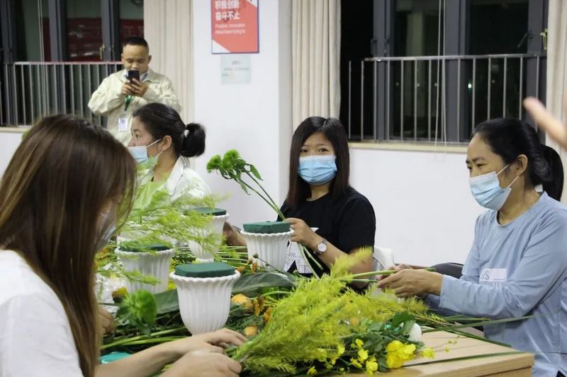 大岭山先锋职工服务中心走进游艇会yth0008开展插花培训活动 (2).jpg