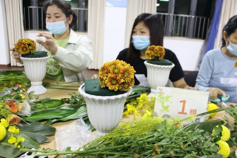 大岭山先锋职工服务中心走进游艇会yth0008开展插花培训活动 (3).jpg